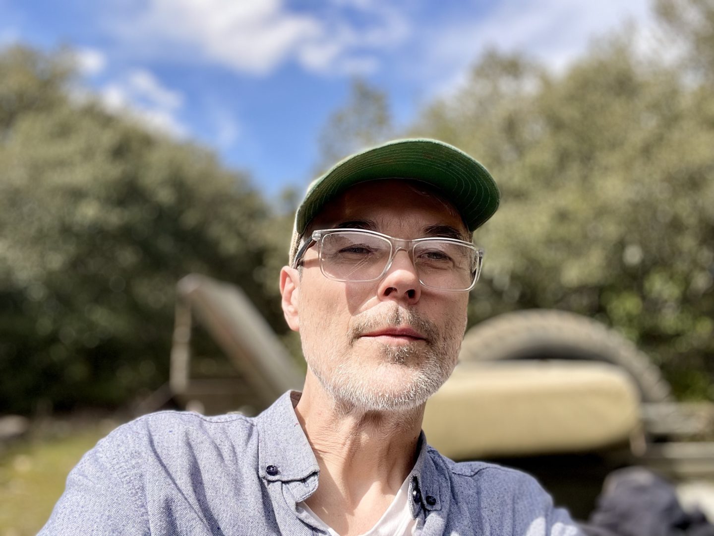 Grégoire Dupond dans le sud de la France, wearing a cap and sitting in a jeep willys. 